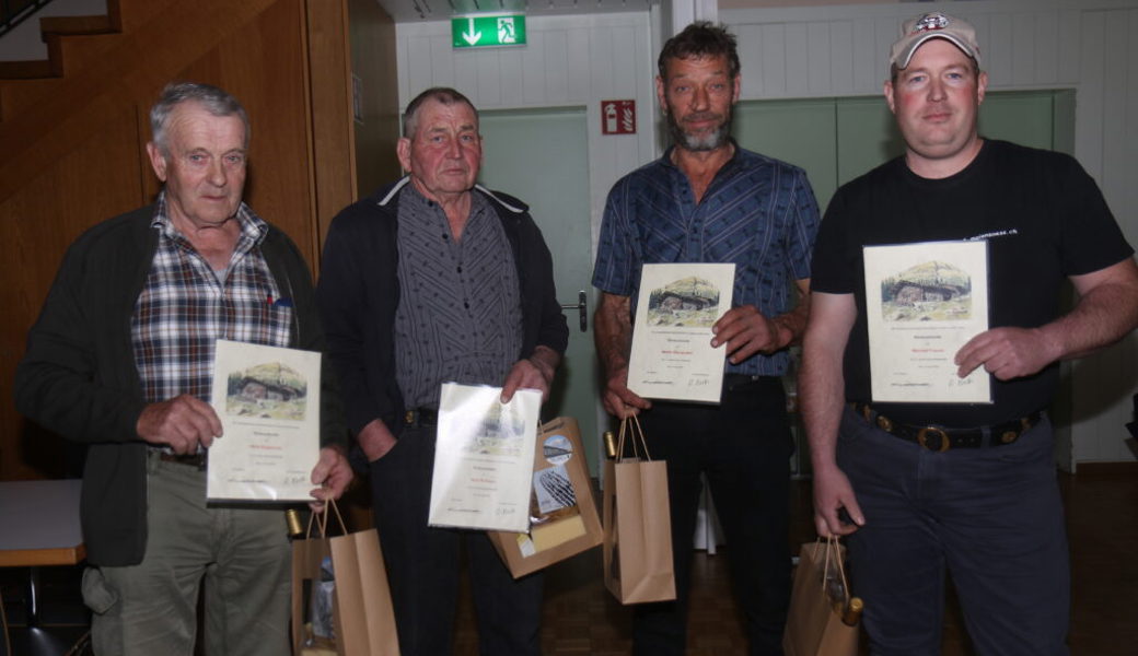  Für langjährige Alptätigkeit wurden an der Wintertagung die treuen Seelen der Alpsektionen Werdenberg-Rheintal geehrt: Hans Ruppanner für 45 Alpsommer, Hans Schlegel (13), Martin Steingruber (11), Michael Freuler (11) und Hans Pernet (19) – nicht auf dem Bild. 