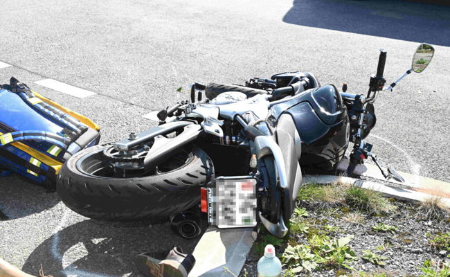 65-jähriger Motorradfahrer musste nach Kollision mit Auto per Luftrettung ins Spital