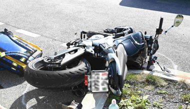 65-jähriger Motorradfahrer musste nach Kollision mit Auto per Luftrettung ins Spital