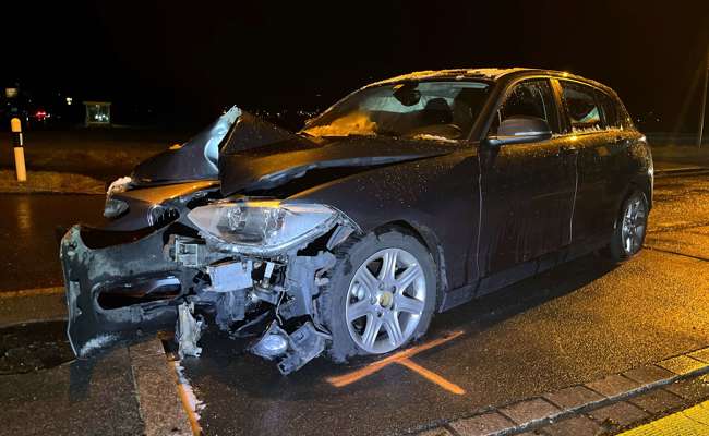 24-jähriger Lenker kracht in Strassenlaterne