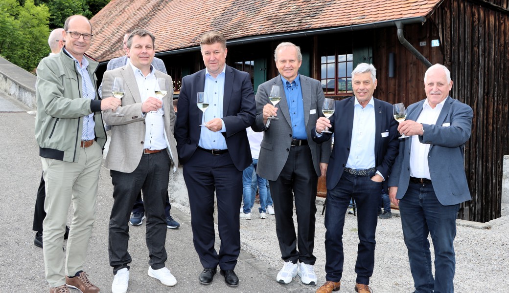 Stossen aufs 100-jährige Bestehen des St. Galler Schreinerverband an, von links: Simon Schwitter, Urs Hungerbühler, Regierungsrat Christof Hartmann, Patrick Bregenzer, Ferdinand Riederer, Vize-Kantonsratspräsident Walter Freund.