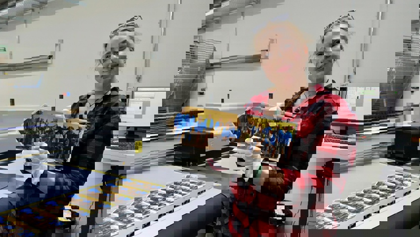  Xenia Schmid präsentiert den Wegweiser mit dem Foto der Gäste. 