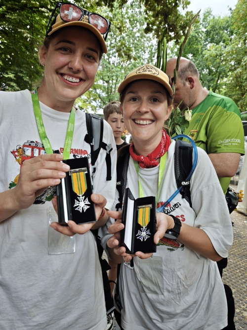 Stolz präsentieren die Werdenbergerinnen Laura Dal Santo (links) und Miriam Cadosch ihre silbernen Viertageskreuze.