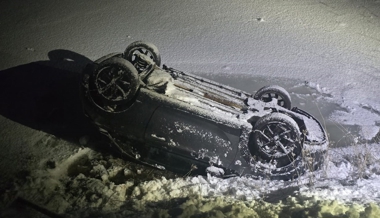 Mit Sommerreifen auf winterlicher Strasse verunfallt