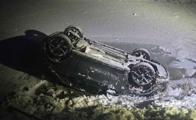 Mit Sommerreifen auf winterlicher Strasse verunfallt