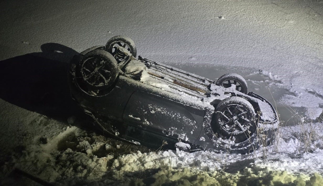 Auf dem Dach in einem gefroreren See gelandet: Unfall mit Sommerreifen am San Bernardino.