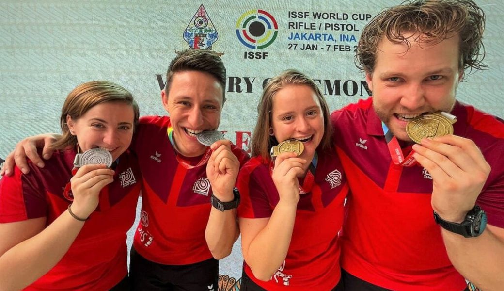  Doppelsieg im Mixed-Bewerb für die Schweiz am Weltcup in Jakarta (von links): Sarina Hitz, Christoph Dürr aus Gams (Silber), Franziska Stark und Jan Lochbihler (Gold). 