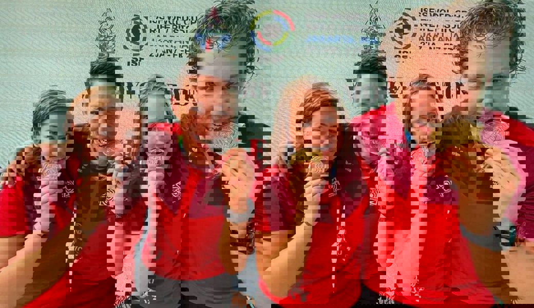  Doppelsieg im Mixed-Bewerb für die Schweiz am Weltcup in Jakarta (von links): Sarina Hitz, Christoph Dürr aus Gams (Silber), Franziska Stark und Jan Lochbihler (Gold). 