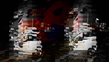 Zug kollidiert mit Auto und schleift es mit