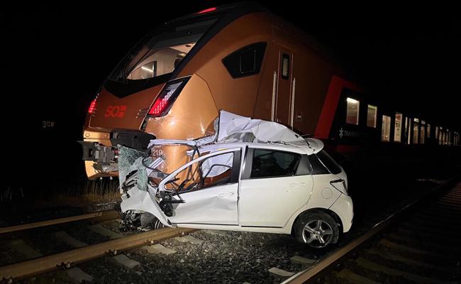 Zug kollidiert mit Auto und schleift es mit
