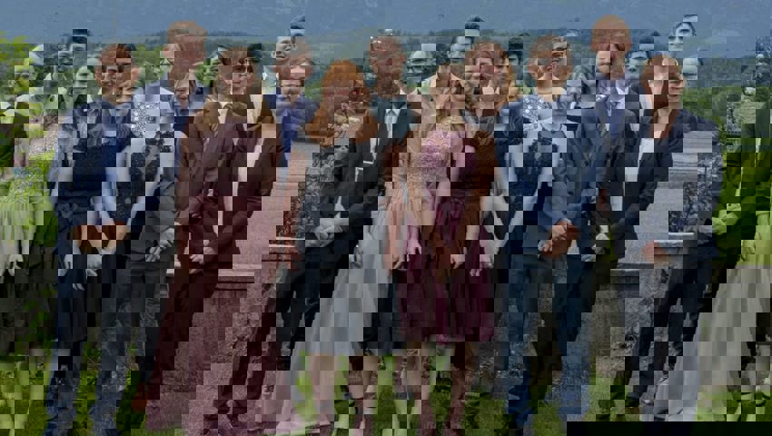  Konfirmation am vergangenen Sonntag in Salez: Klasse von Diakon Ruedi Eggenberger mit Pfarrerin Nanette Rüegg. 