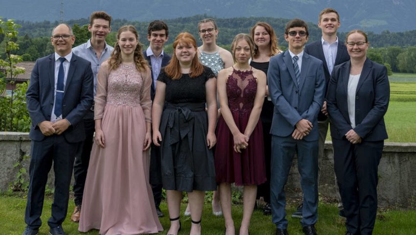  Konfirmation am vergangenen Sonntag in Salez: Klasse von Diakon Ruedi Eggenberger mit Pfarrerin Nanette Rüegg. 