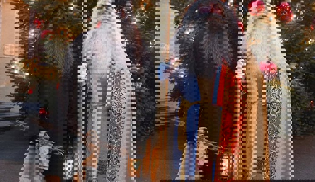  Der St. Nikolaus in prächtigem Gewand ist mit seinem Schmutzli auf der Dorftour. Bilder: Hansruedi Rohrer