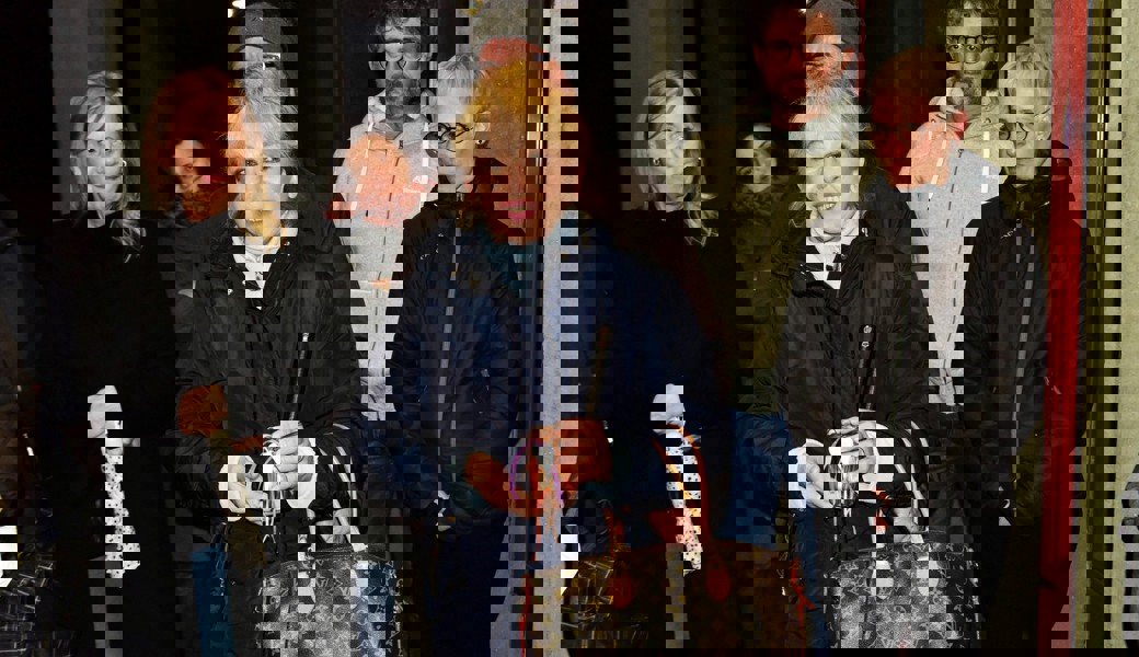  Nadiya Rothenberger (vorne in der Mitte) bedankte sich für die Mahnwache von ganzem Herzen. 