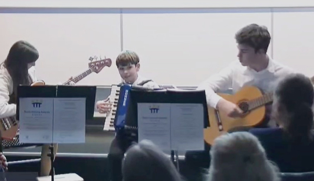 Ramona, Valentin und Alexander Härtl (von links) umrahmten die Verleihung des Basic Income Awards in Paris.