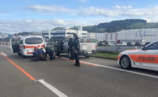 Mann stiehlt Auto in Oberriet – Polizei erwischt ihn auf der Autobahn in St.Gallen