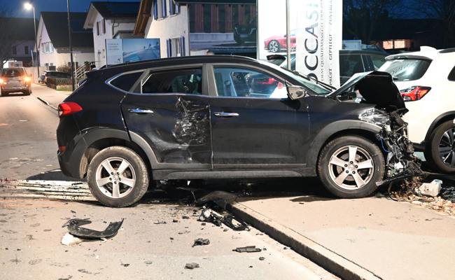 Nach Unfall in parkierte Autos geschleudert – 100'000 Franken Schaden