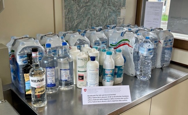 Zoll ertappt Schmuggler: Hochprozentiges in Shampooflaschen
