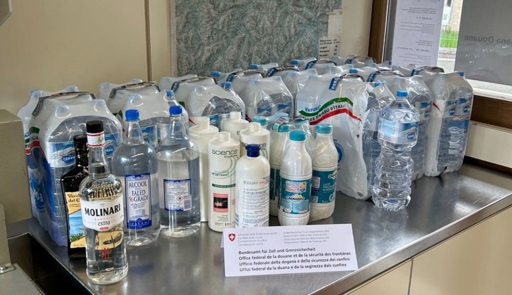 Ein Italiener versuchte Alkohol, abgefüllt in Wasser-, Milch- und Shampooflaschen, in die Schweiz zu schmuggeln.