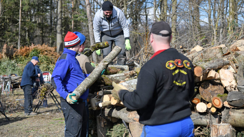  Alle helfen tatkräftig mit, damit der Holzhaufen wächst. Bilder: Corinne Haneslmann