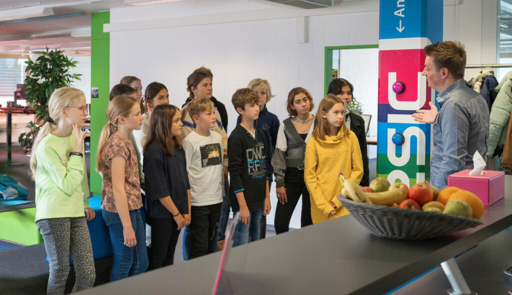  Begeisterung und Interesse am Zukunftstag waren spürbar. Inhaber Daniel Mettler erklärt den Jugendlichen, was der Name der Digitalagentur 2sic bedeutet: «2serve, 2inspire, 2createt». 