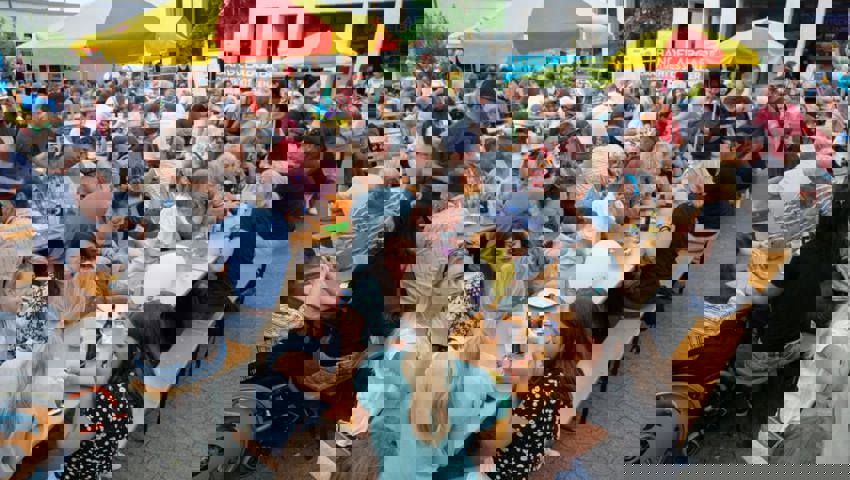  21. Mai: Erstmals findet «S’Fescht» auf dem Seveler Schulareal Galstramm statt. Es ist ein toller Erfolg. 