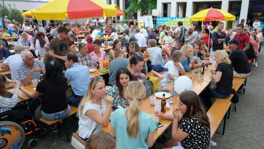 21. Mai: Erstmals findet «S’Fescht» auf dem Seveler Schulareal Galstramm statt. Es ist ein toller Erfolg. 21. Mai: Erstmals findet «S’Fescht» auf dem Seveler Schulareal Galstramm statt. Es ist ein toller Erfolg.