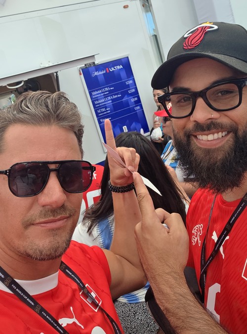 Kevin Rissi und Randy Hofmänner deuten zur Preistafel: Das Bier kostet sage und schreibe 23 Franken.