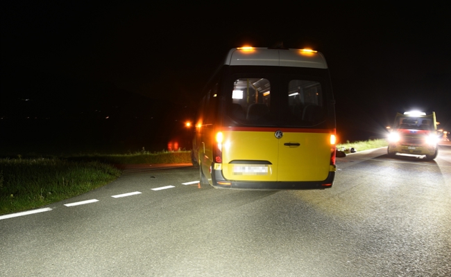 Abbiegenden Kleinbus mit Roller überholt – Frau verletzt