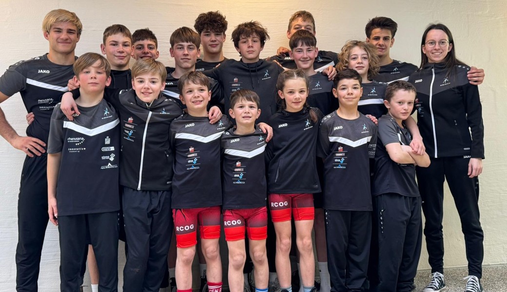 Die beiden Coaches Maurus Zogg (ganz links) und Yara Vetsch (ganz rechts) freuten sich zusammen mit dem Team über den gelungenen Auftakt in die Meisterschaft.