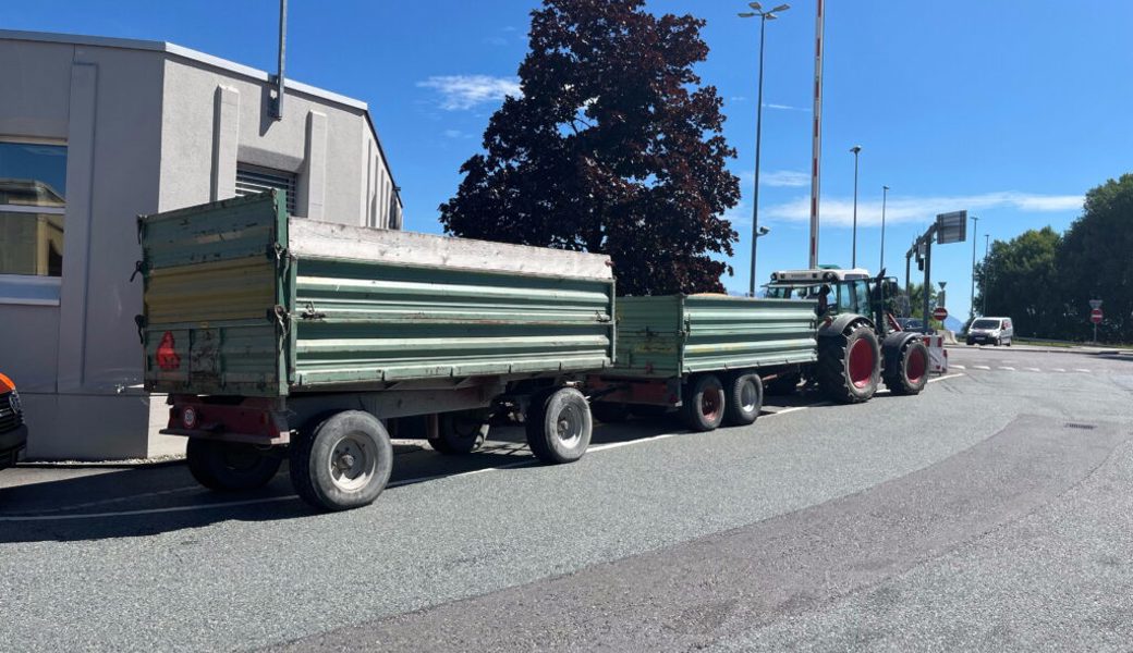  Mit 11 statt den erlaubten 3 Tonnen Last unterwegs: Der Traktor samt Anhängern wurde aus dem Verkehr gezogen. 