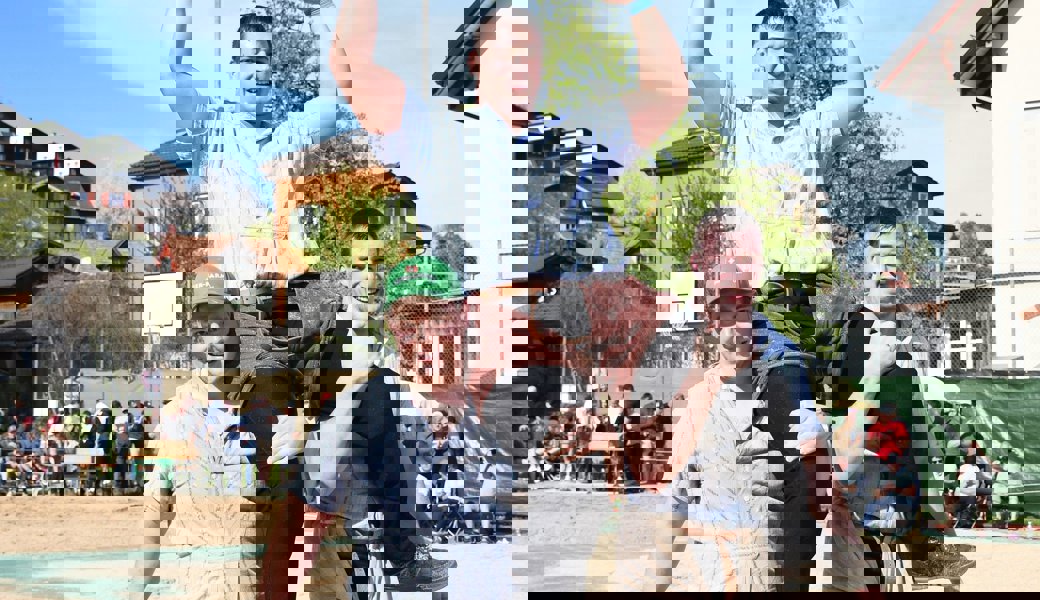 Sieger Werner Schlegel auf den Schultern von Lars Rotach, links, und Damian Ott.