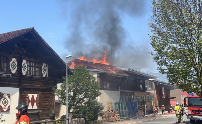 Schreinerei in Brand: Defekt der PV-Anlage als Ursache im Fokus