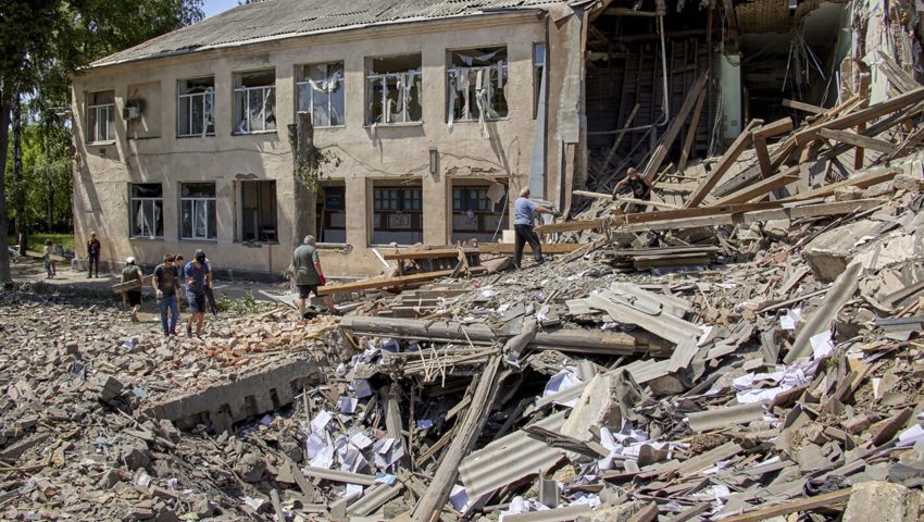  Zerstörtes Gebiet in der ukrainischen Stadt Lyubotyn. 