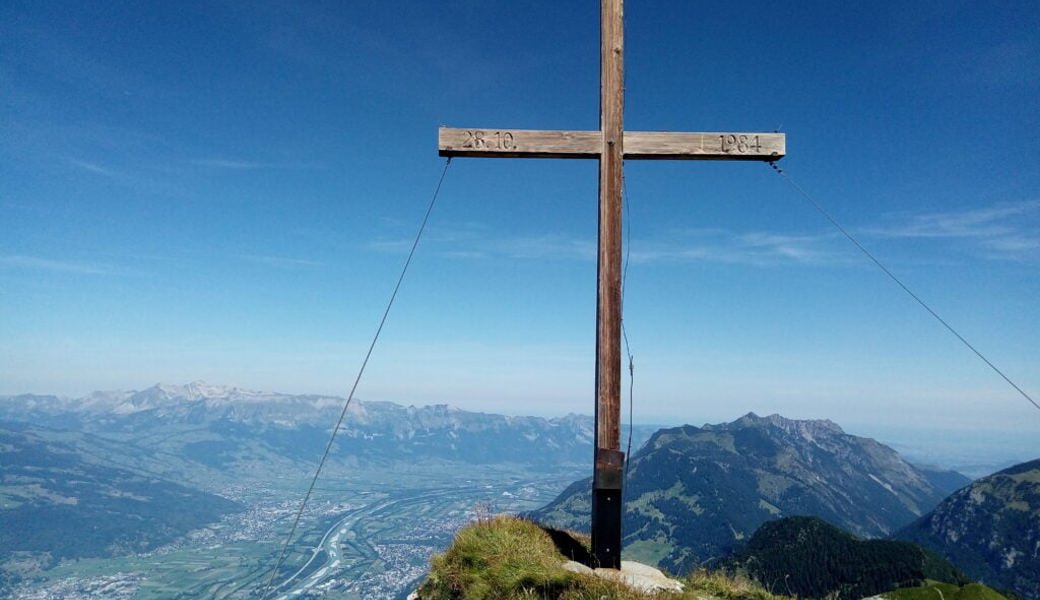  In diesem Gebiet stürzte die Berggängerin ab und verletzte sich: Gipfelkreuz des Rappasteins mit Blick ins Rheintal. 