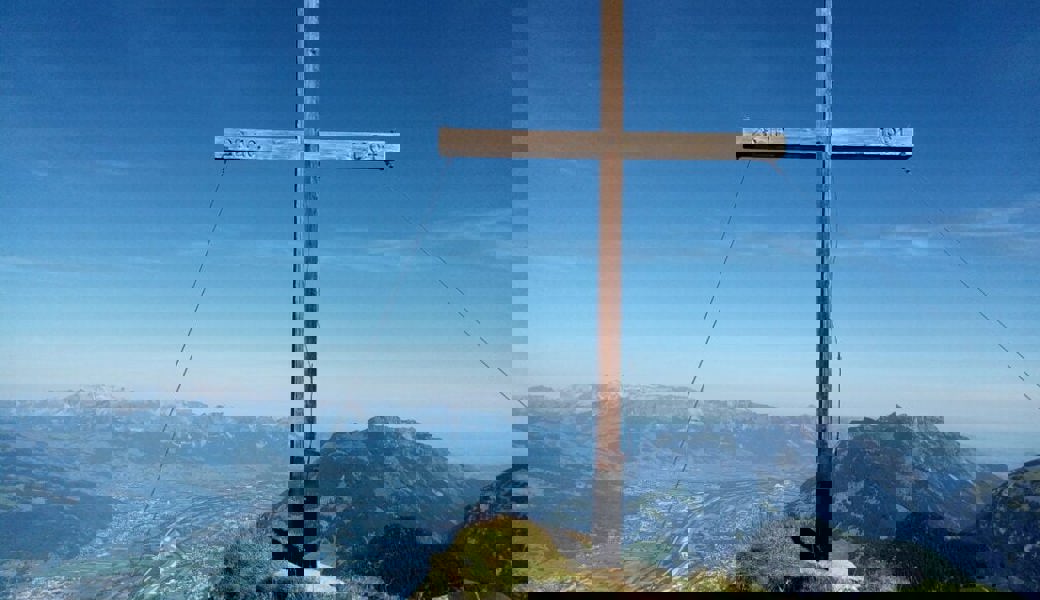  In diesem Gebiet stürzte die Berggängerin ab und verletzte sich: Gipfelkreuz des Rappasteins mit Blick ins Rheintal. 