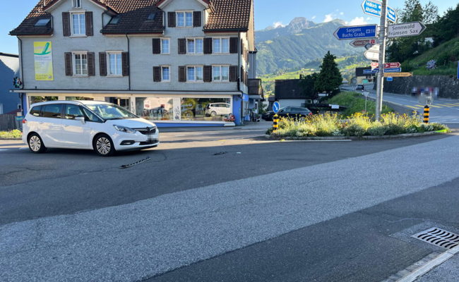 Unfall zwischen Auto und E-Bike: Velofahrer zog sich unbestimmte Verletzungen zu