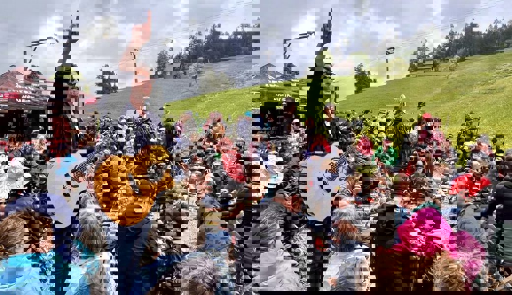  Emanuel Reiter begeisterte die Anwesenden beim Campfire. 