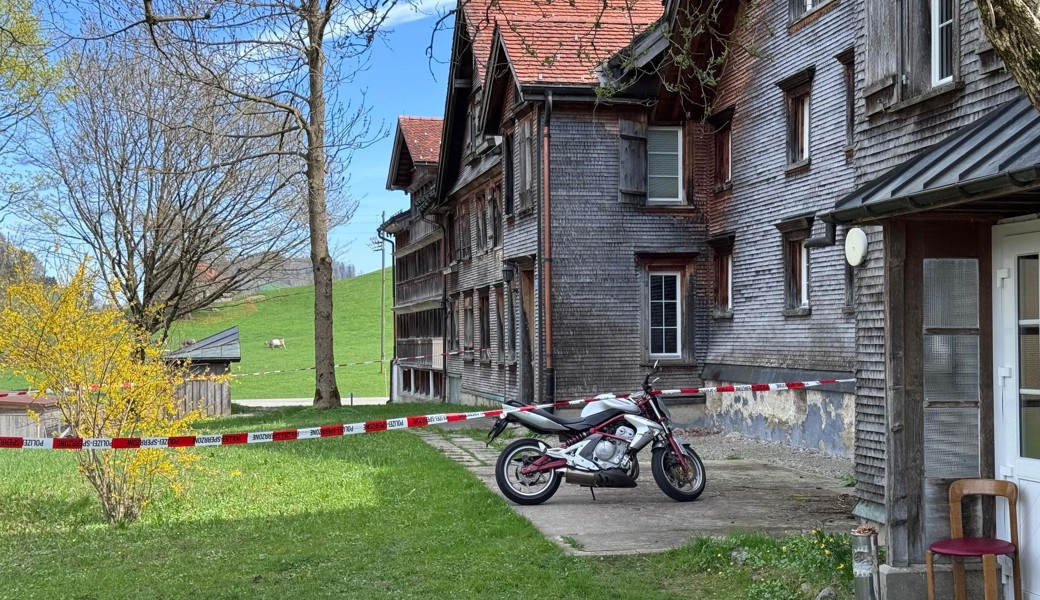 Hinter dem Wohnhaus, in dem sich die Tat ereignete, hat die Polizei einen Bereich abgesperrt.