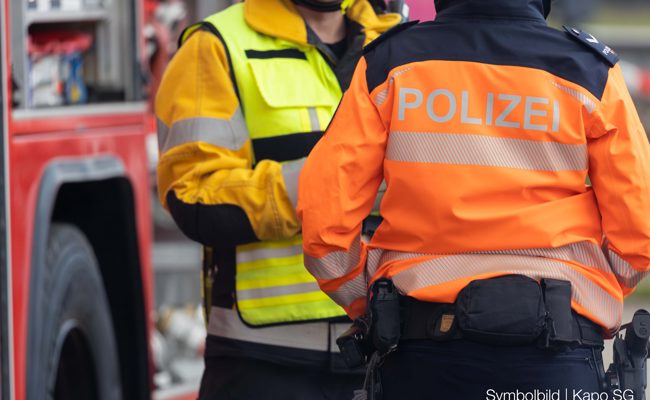 Öl entzündet sich: Küchenbrand in Mehrfamilienhaus