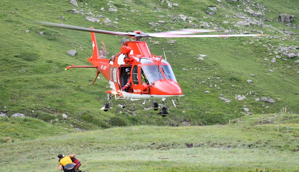 Der Rega-Helikopter bei der Landung im Suchgebiet