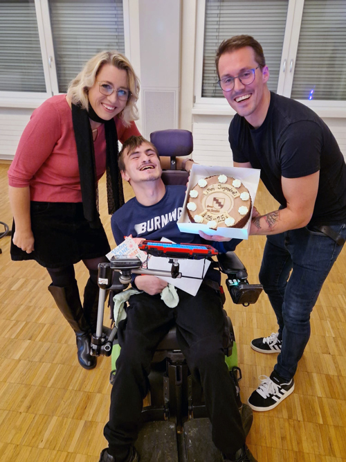 Femi Hani  wurde von Barbara Samu-Schneider und Martin Herren verabschiedet.