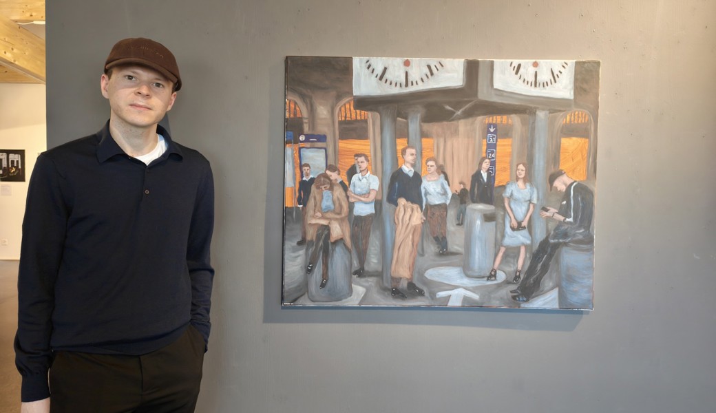 Nico Ramon Kastner mit dem Gemälde «Wartende Personen», das derzeit in der Galerie L33 ausgestellt ist. 