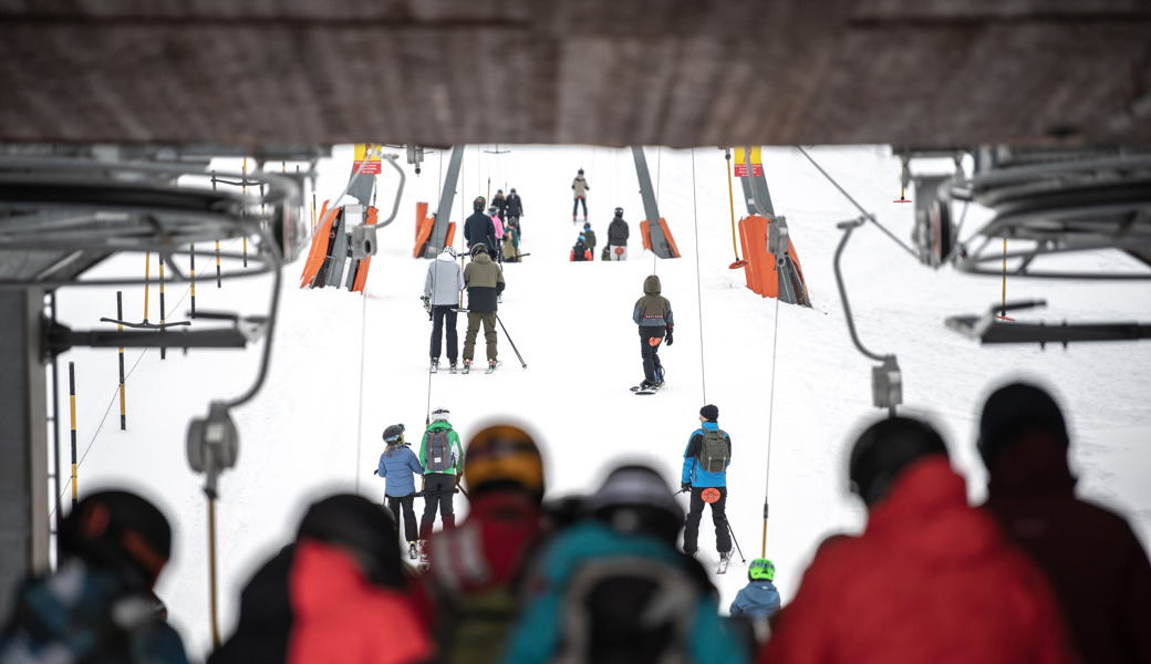 Einfach zu- respektive einsteigen geht nicht. Einzelne Wintersportlerinnen und -sportler nutzen aber eine dreiste Masche.