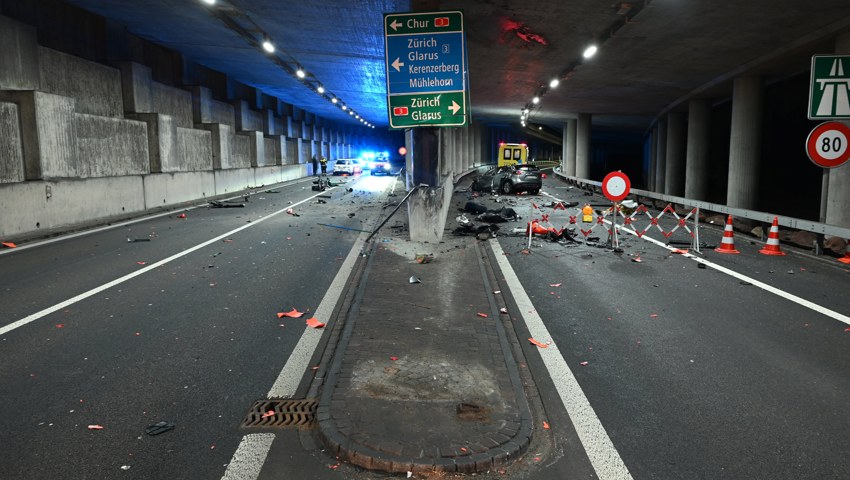 Trotz Reanimation auf der Unfallstelle verstarb der Autolenker.