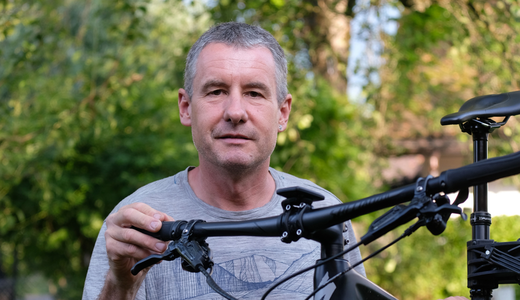 Der Grabser Jörg Heeb und sein Mountainbike, mit dem er am 26. August den Nationalpark Bike-Marathon im Engadin bestreiten wird. Zum 22. Mal fährt er die Paradestrecke.