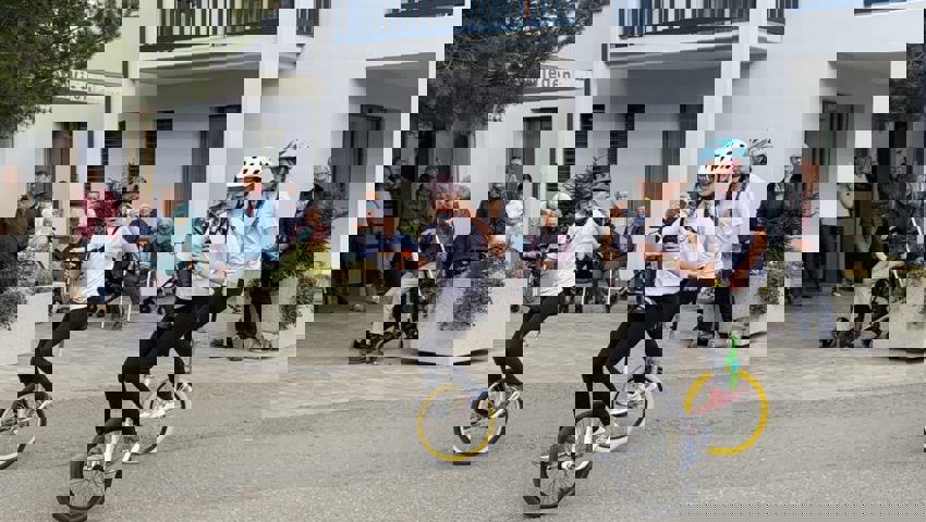  Bei der Eröffnung begeisterten drei Mädchen mit einer Einradshow. 