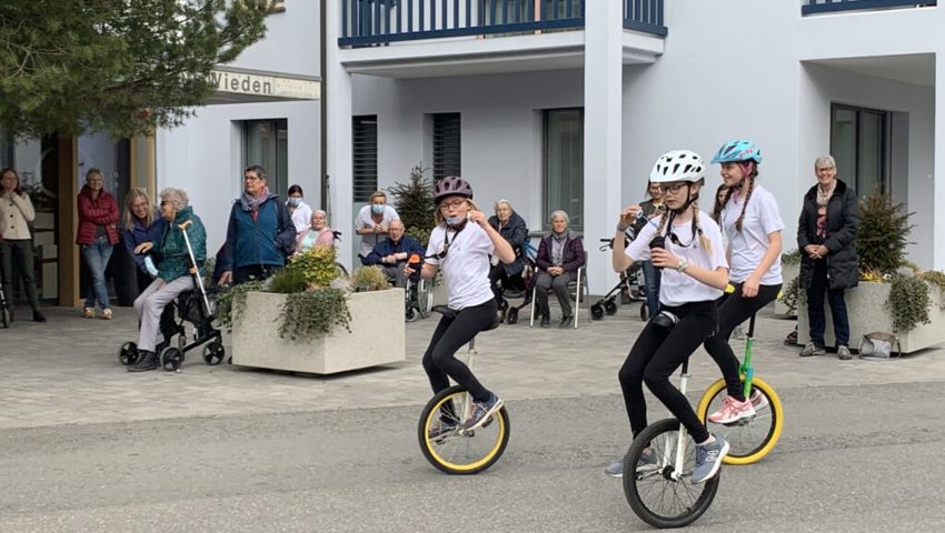  Bei der Eröffnung begeisterten drei Mädchen mit einer Einradshow. 