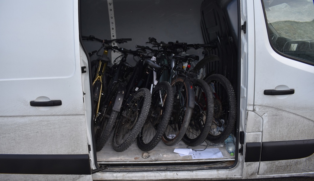Geklaute E-Bikes: Grenzwacht stoppt Lieferwagen bei der Ausreise nach Österreich