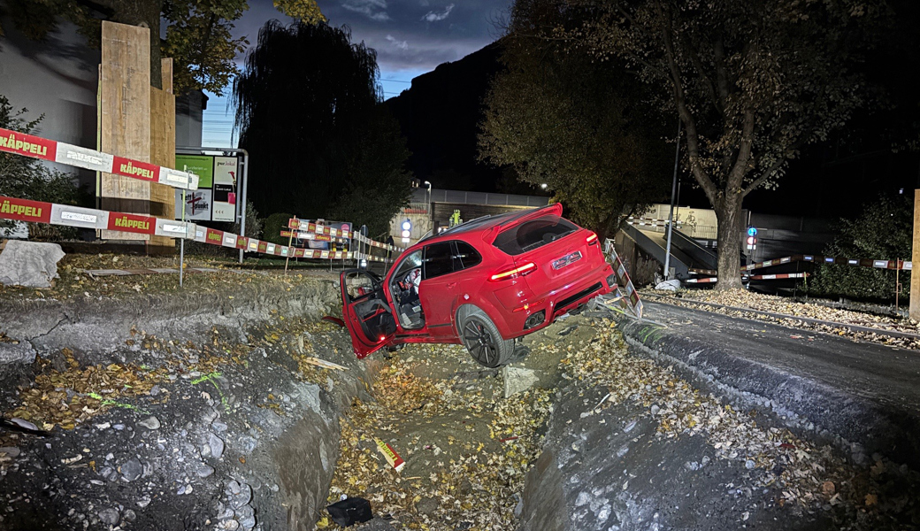 Fahrunfähig verunfallt: Auto landet im Strassengraben